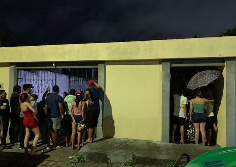 Adolescente suspeita de dar golpes tem casa invadida por população enfurecida em Manaus