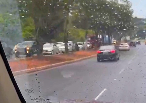 Acidente causa engarrafamento quilométrico na avenida do Turismo; vídeo
