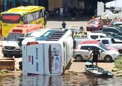 Ônibus sem freio tomba no Porto da Ceasa; vídeo
