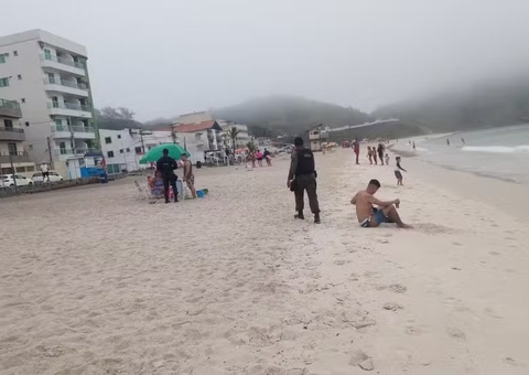 Ambulante morre ao ser atingido por raio em praia de Arraial do Cabo