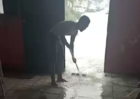 Casa é invadida por água durante forte chuva em Manaus; vídeo