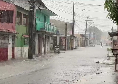 Erosões e alagamentos são registrados durante forte chuva em Manaus