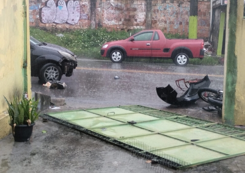 Carro atropela motociclista e arranca portão de casa no Novo Aleixo