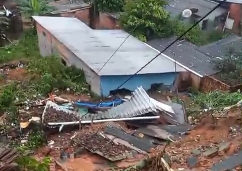 Casas são destruídas após barranco desabar durante chuva na Redenção; vídeo
