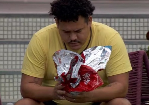 Lucas Buda se isola e fica pensativo por não receber foto de Camila 