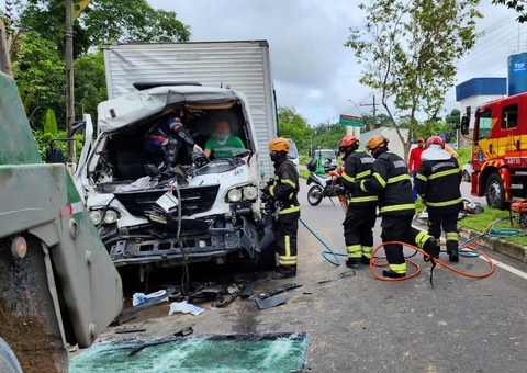 Acidente entre caminhão e caçamba deixa duas pessoas presas às ferragens no Tarumã; vídeo