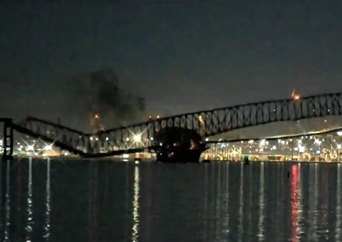 Vídeo: Ponte desaba ao ser atingida por navio nos EUA; carros caem na água