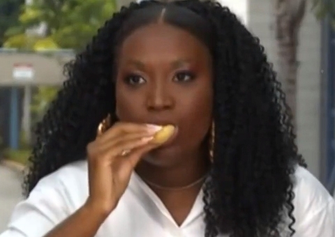 Leidy aproveita café da manhã com Ana Maria e web reage: 'não para de mastigar'