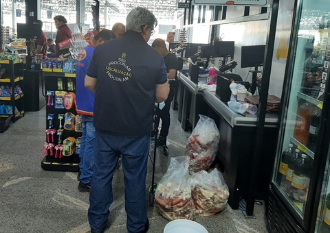 Supermercado é autuado por vender produtos vencidos no Petrópolis