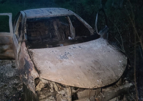 Homem é levado para matagal e incendiado dentro de carro em Manaus