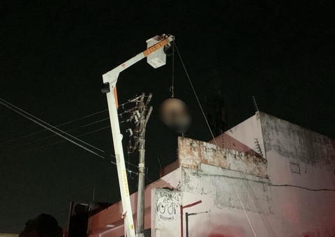 Homem é eletrocutado e corpo fica preso em cima de poste no Centro de Manaus