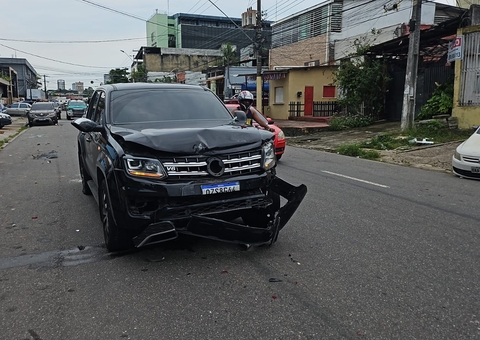 Picape arrasta carros e deixa motorista ferido no centro de Manaus