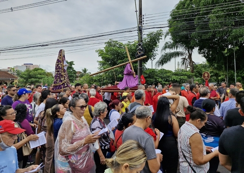 Milhares de fiéis lotam ruas de Manaus durante procissão da Via-Sacra