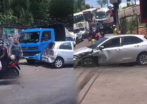 Carro invade contramão após ser atingido por caçamba em acidente no Lírio do Vale