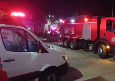 Mãe e filho morrem carbonizados após incêndio destruir casa