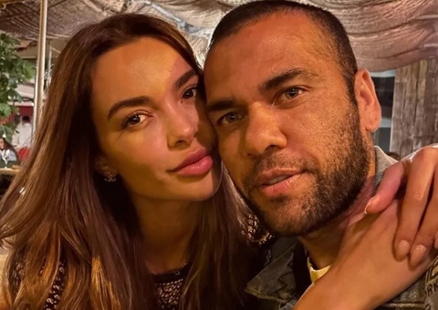 Joana Sanz surpreende e posta foto de mãos dadas com Daniel Alves