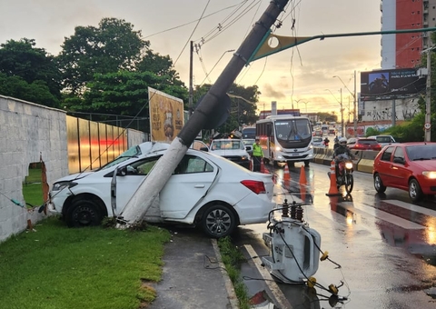 Após aquaplanar, carro colide com poste e destrói parte de muro na Efigênio Salles