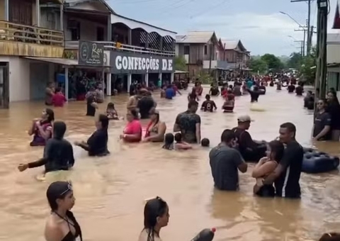 Após seca histórica, Amazonenses comemoram 'piscinão' formado por chuvas; vídeo