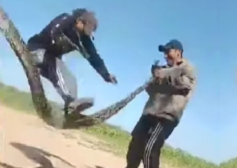 Vídeo: Homens usam cobra viva para ‘pular corda’