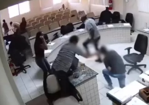 Homem interrompe júri e atira contra assassino do pai; vídeo chocante