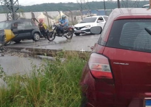 Carro derruba poste em acidente e bloqueia avenida Autaz Mirim