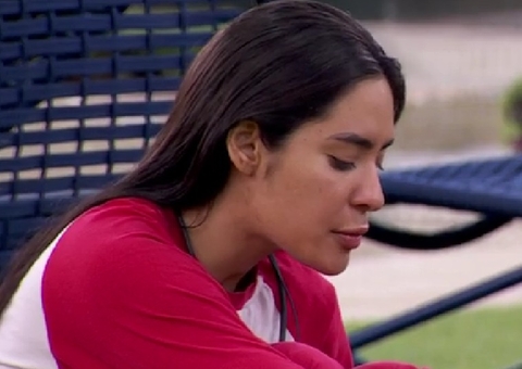 Isabelle se arrepende por pular pelada na piscina com grupo Fadas