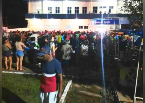 Multidão protesta em frente à delegacia após morte de professora no Careiro; vídeo