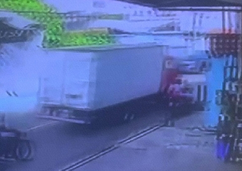 Cenas fortes: vídeo mostra mulher sendo esmagada por caminhão em acidente no São Francisco