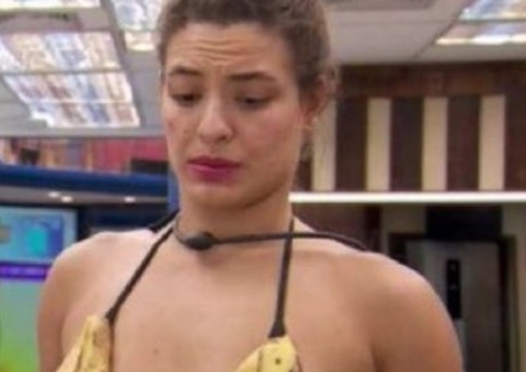Beatriz faz roupa com casca de banana, apesar de chamada de Tadeu