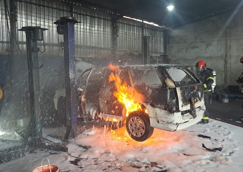 Carro é tomado por fogo dentro de oficina no Colônia Santo Antônio
