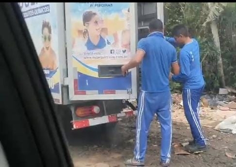 Empresa é flagrada jogando lixo em rua de Manaus