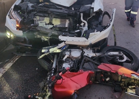 Carro invade contramão de viaduto e mata mototaxista na Av. Torquato Tapajós