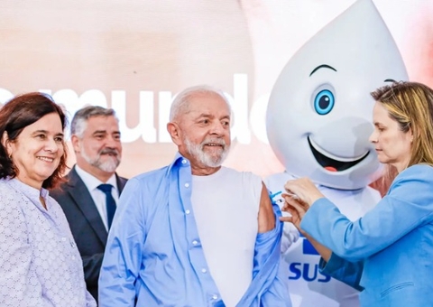 Lula é vacinado contra gripe no Planalto: 'não virei jacaré'