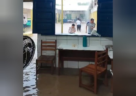 Chuva alaga escola em Parintins e alunos se divertem em 'piscina'; vídeos