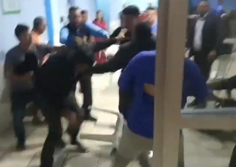 Discussão entre vereadores acaba em pancadaria em Ipixuna; vídeos