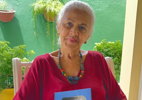 Professora Margarida lança livro sobre ônibus de madeira em Manaus