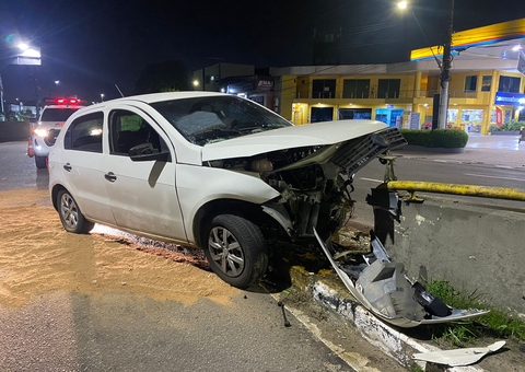 Motorista fica ferido ao dormir na direção e colidir com mureta na Av. Mário Ypiranga