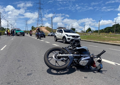 Mulher sofre fratura exposta em acidente de moto na Avenida das Flores