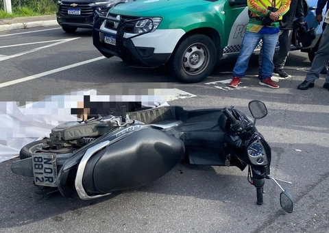 Motociclista morre ao ter cabeça esmagada em acidente com carro na Av. Torquato Tapajós