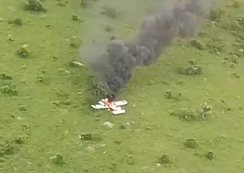 Avião é interceptado pela FAB e suspeitos incendeiam aeronave e fogem; vídeos