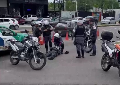 Policial é atropelado em acidente durante blitz na Djalma Batista; vídeo
