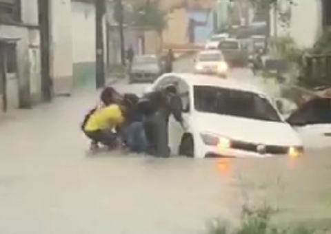 Carro fica à beira de cair em igarapé em meio a temporal no Armando Mendes; vídeo