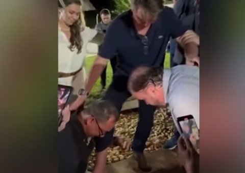 Bolsonaro tem pé ungido por apoiador em Mato Grosso
