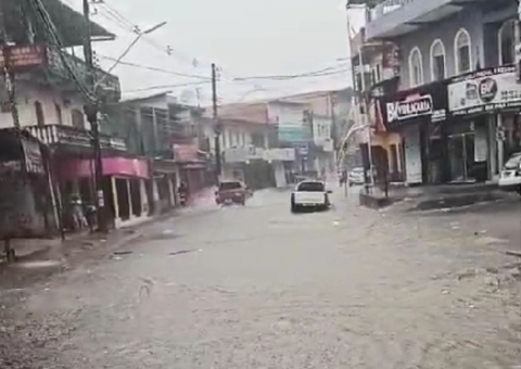 Avenida na Compensa fica completamente alagada durante chuva; vídeo