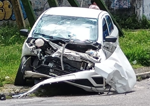 Carro fica destruído ao ser atingido por caminhão em acidente na Avenida Passarinho; vídeo