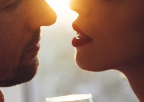 De herpes à surdez, saiba quais são os riscos do beijo