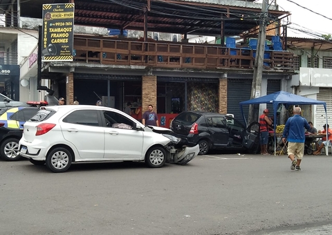 Motorista fica ferida em acidente entre carros em Manaus