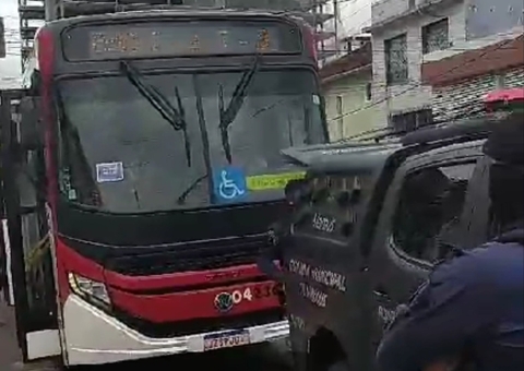 Trio é preso durante assalto a ônibus 640 no Centro