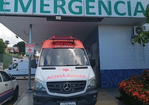 Mulher esfaqueia namorado na frente do filho após confusão no Novo Aleixo