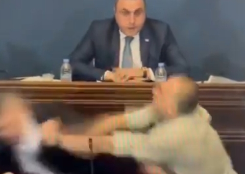 Parlamentar dá soco em colega durante discussão sobre projeto de lei